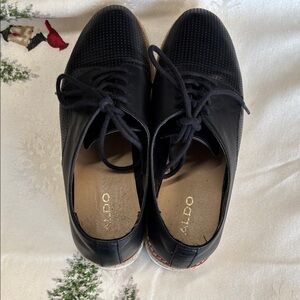 ALDO Women's Black Lace-Up white platform Oxfords. Size 6